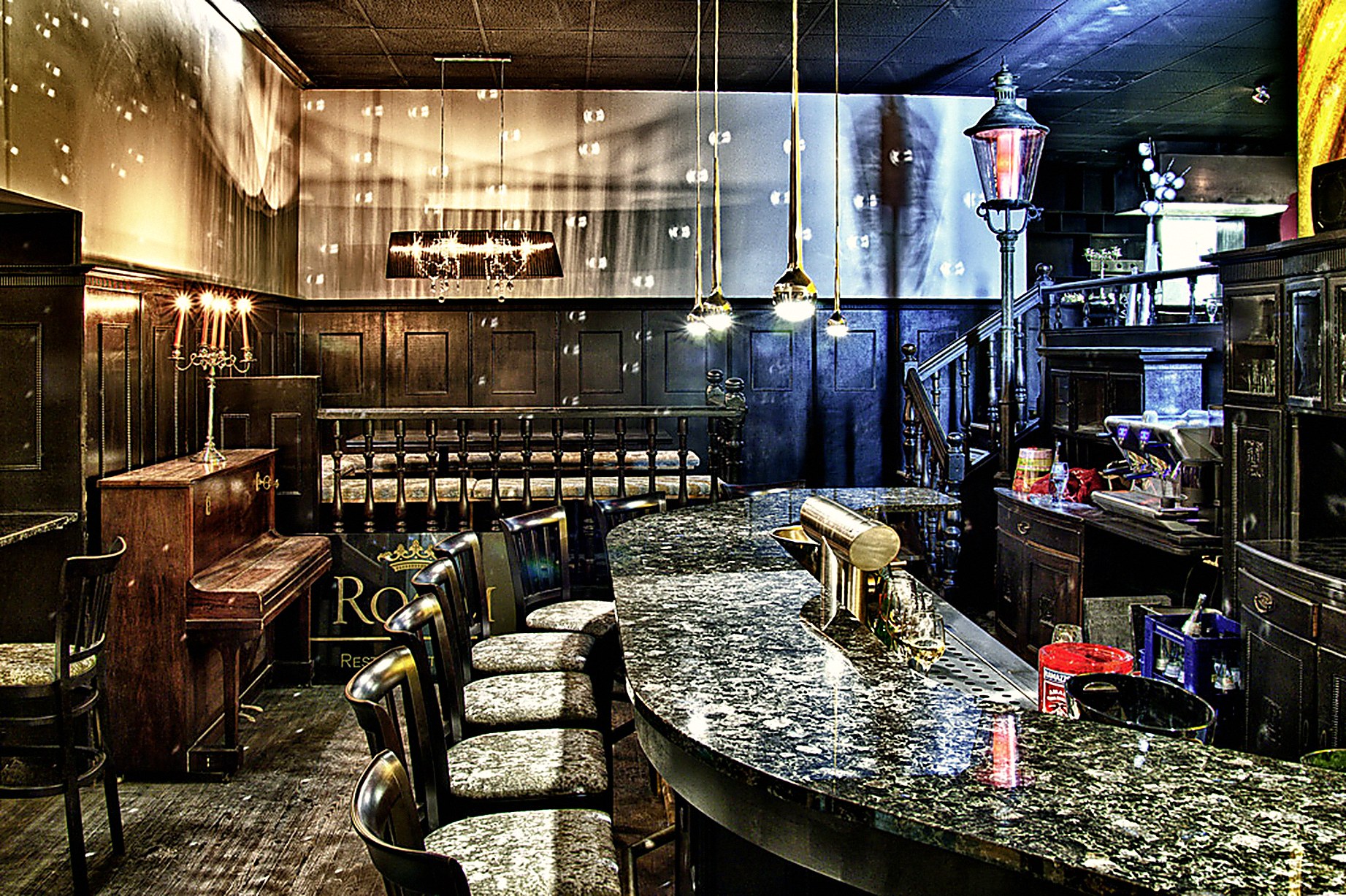 Bar mit dunklem Holz und Kronleuchter