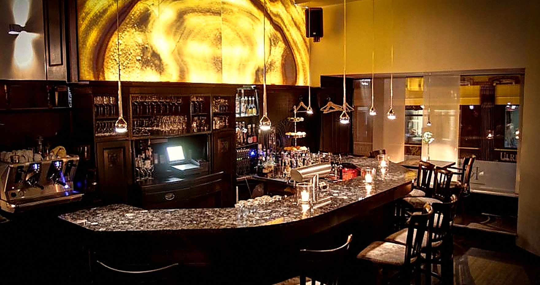 Bar mit goldener Wand im Abendlicht