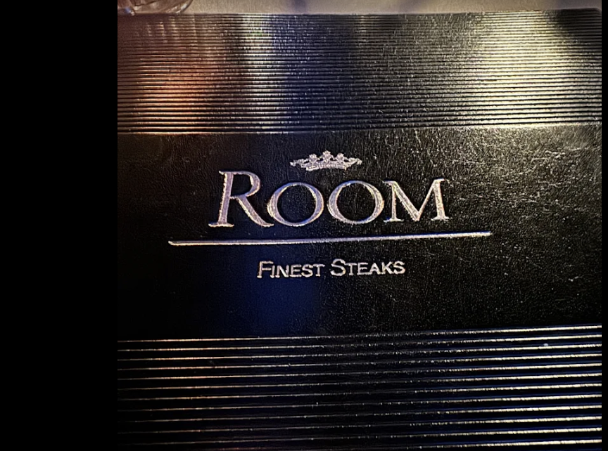 Schwarzes Menübuch mit silberner ROOM-Prägung
