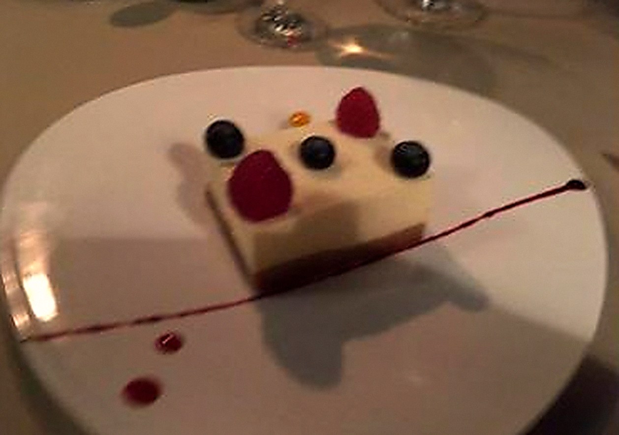 New York Cheesecake mit Beeren im Restaurant ROOM