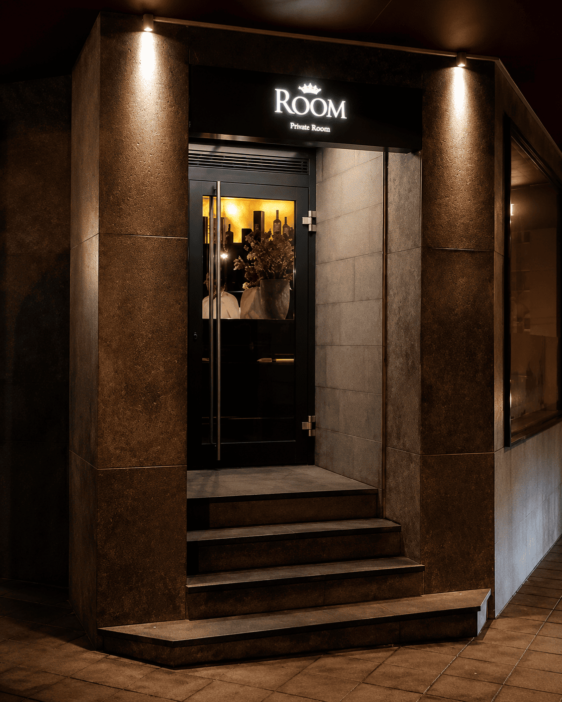 Beleuchteter Eingang des Restaurant ROOM in der Olgastraße Ulm bei Nacht