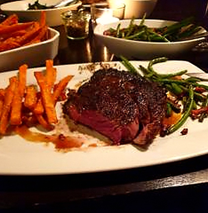 Steak mit Süßkartoffel-Fries und grünen Bohnen im Restaurant ROOM